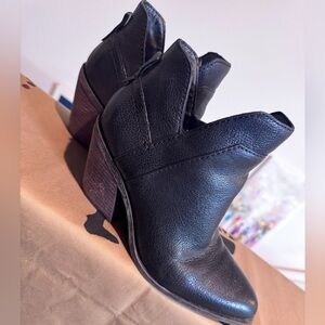 Like New Crown Vintage Black Leather Ankle Length Boot Booties with Brown Heel